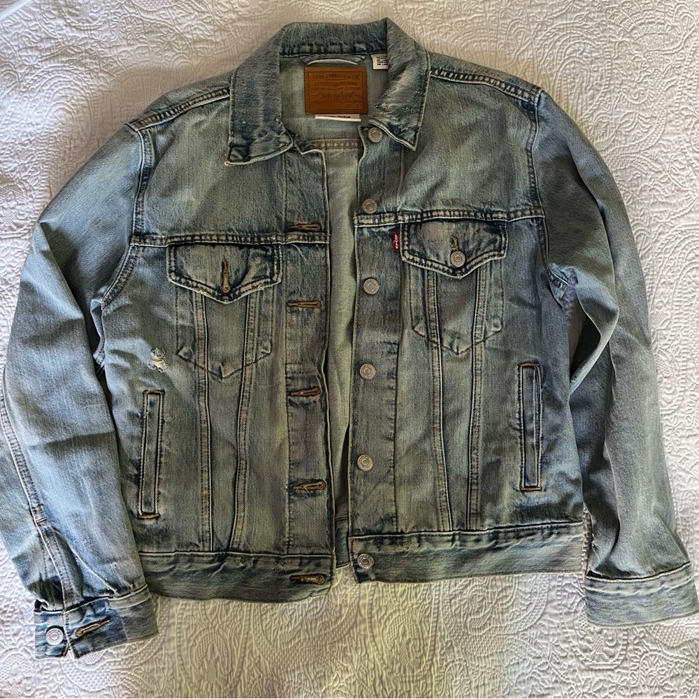 Levi’s Women’s distressed Denim Jacket size Small